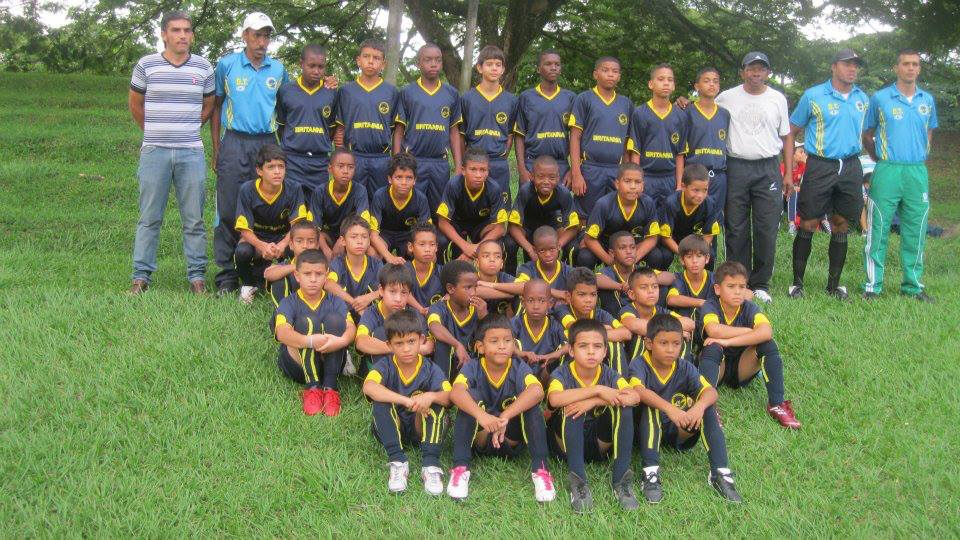 Equipo Britannia F.C D A la izquierda se encuentra Efigenio Montaño , Director del Club. a la Derecha Ramiro Viáfara E3x