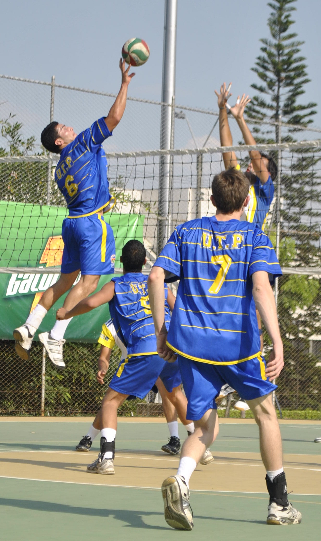 Camilo junto al equipo de la Universidad Tecnològica de Pereira.