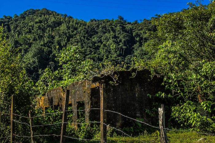 Una casa abandonada en las afueras del corregimiento. Se cree que la mitad de la población huyó desplazada hacia Pereira y otros municipios del Eje Cafetero. 