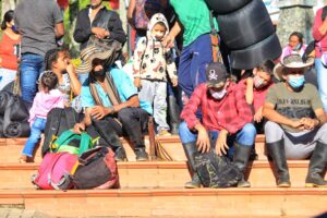 Cientos de familias campesinas se vieron obligadas a desplazarse al casco urbano de Ituango luego de conocer mensajes, atribuidos a disidencias de las Farc, que llegaron por WhatsApp, llamadas telefónicas y en cartas, donde se les ordenaba abandonar sus tierras. Crédito: Juan Luis Londoño